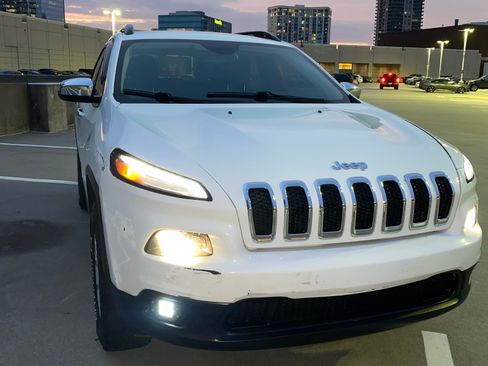 Used 2016 Jeep Cherokee Sport image 2