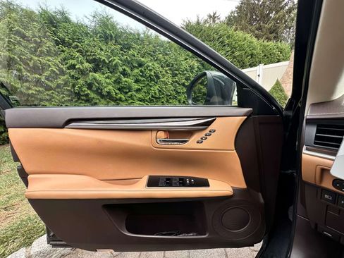 Used 2018 Lexus ES 350 w/ Luxury Package w/Wood Trim image 12