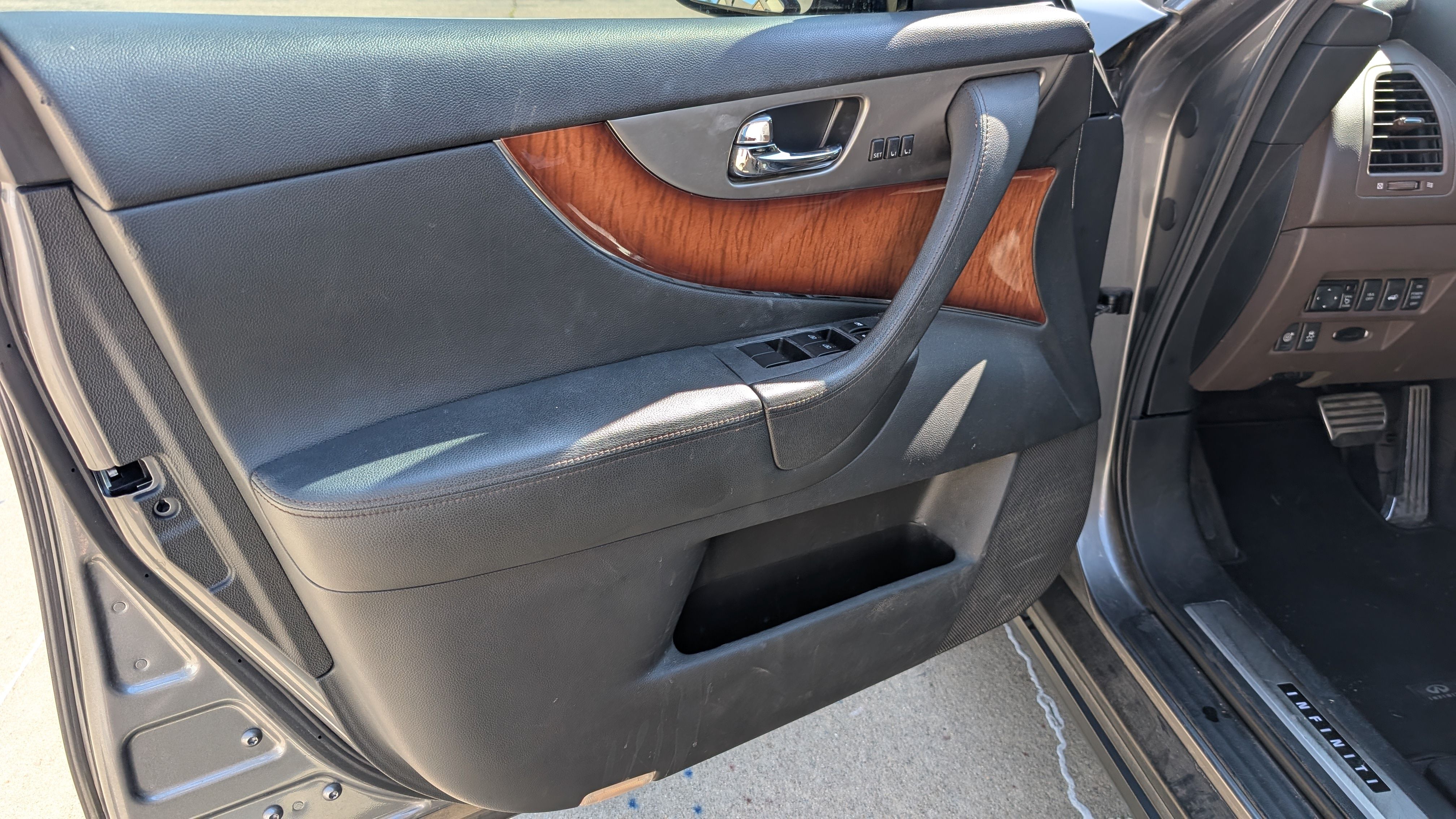 Used 2014 INFINITI QX70 AWD w/ Sport Technology Package image 12