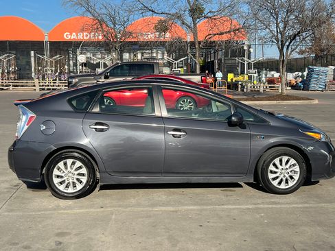Used 2014 Toyota Prius Prime Plug-In Hybrid image 29