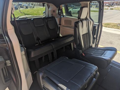 Used 2019 Dodge Grand Caravan SXT image 12