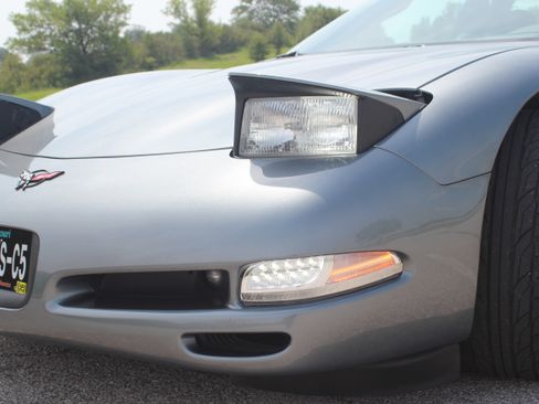 Used 2004 Chevrolet Corvette Coupe w/ Roof Package RWD image 4