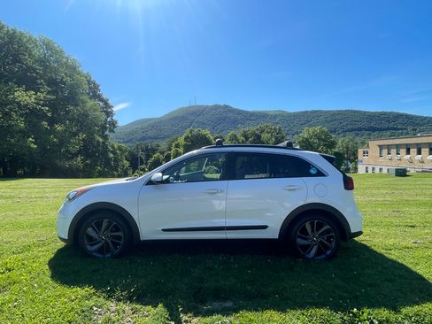 Used 2017 Kia Niro w/ Paint Protection Package FWD image 1