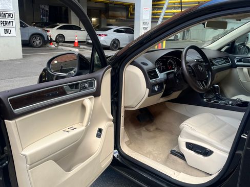 Used 2013 Volkswagen Touareg Executive image 6