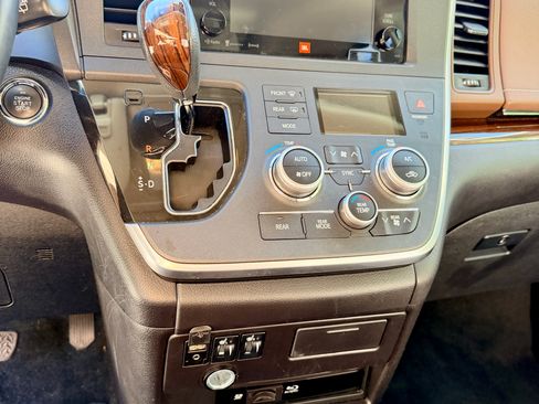 Used 2016 Toyota Sienna Limited Premium FWD image 13