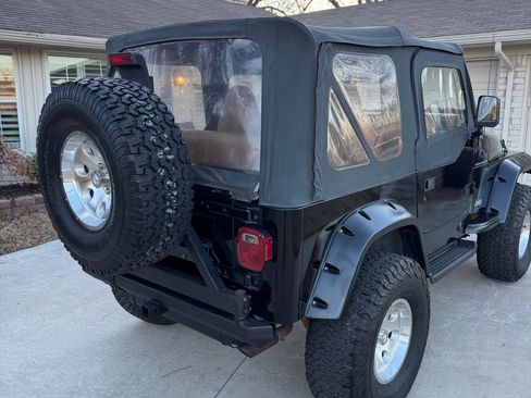 Used 1997 Jeep Wrangler SE image 9