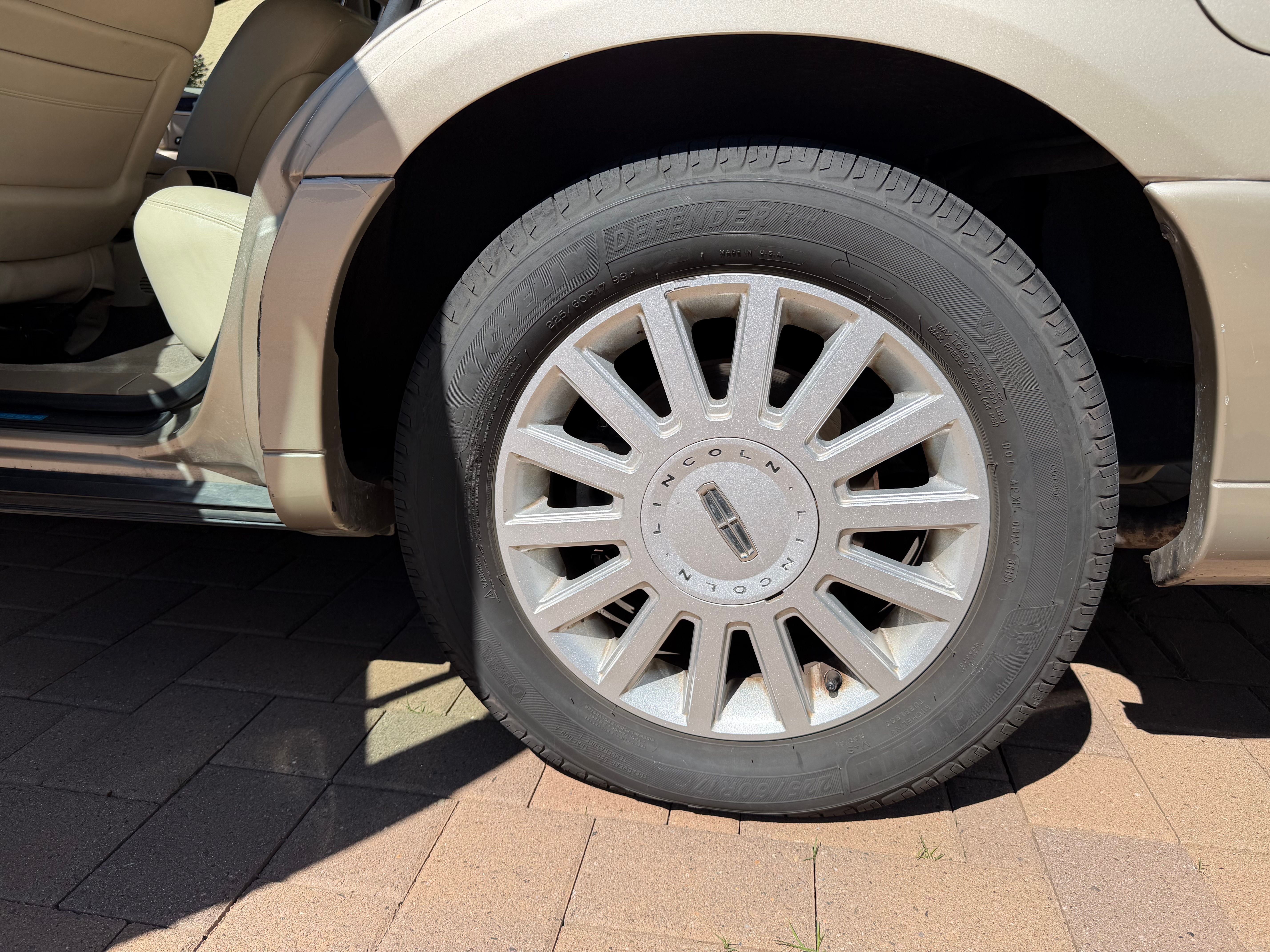 Used 2005 Lincoln Town Car Signature RWD image 13