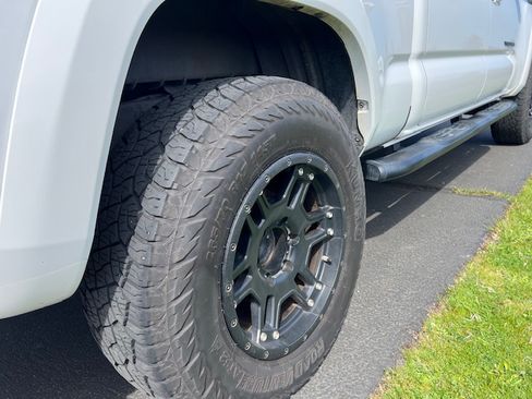 Used 2018 Toyota Tacoma TRD Sport image 22