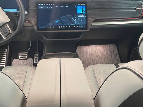 Used 2024 Rivian R1S Adventure image 9