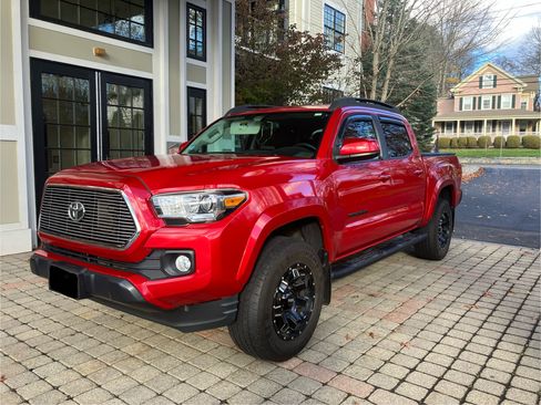 Used 2016 Toyota Tacoma SR5 w/ SR5 Appearance Package (SN) image 1