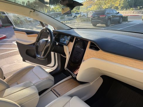 Used 2018 Tesla Model X 75D AWD/4WD image 8