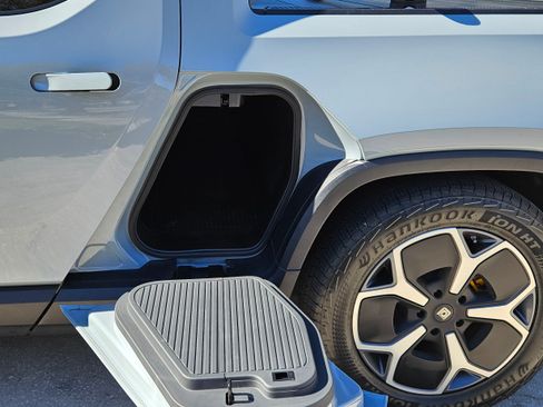 Used 2022 Rivian R1T Adventure image 16