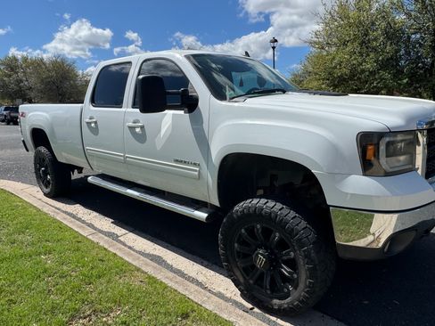 Used 2011 GMC Sierra 3500 SLT w/ SLT Convenience Package image 9