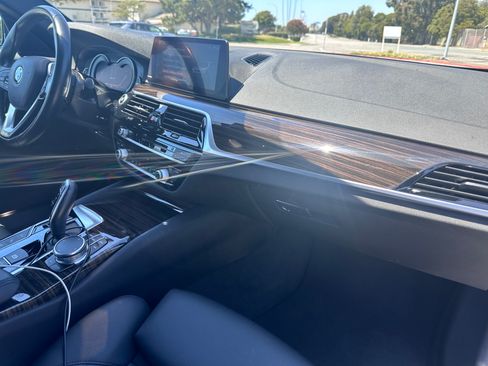 Used 2019 BMW 530e w/ Convenience Package image 8