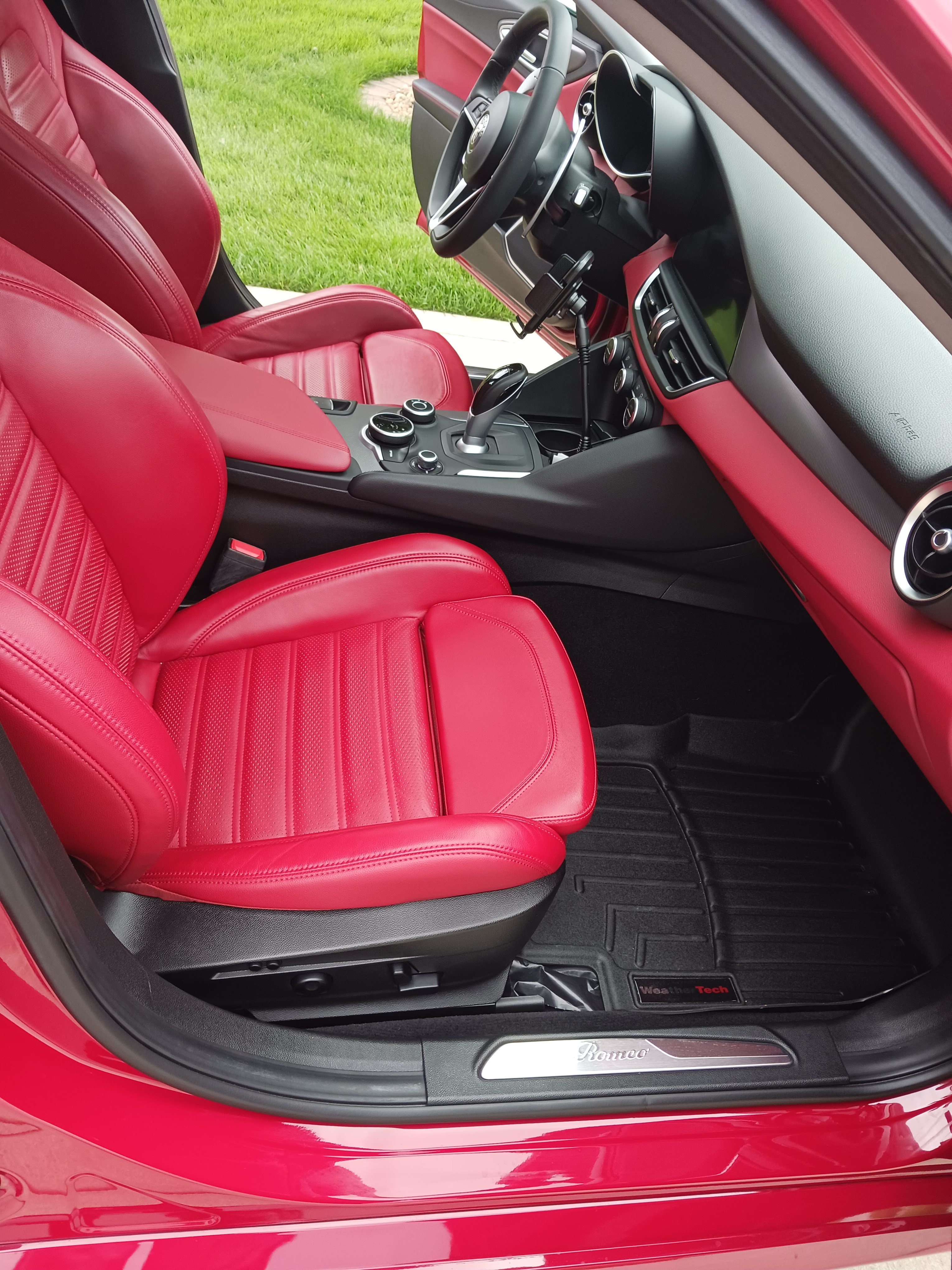 Used 2017 Alfa Romeo Giulia Ti w/ TI 19" Sport Package AWD/4WD image 17