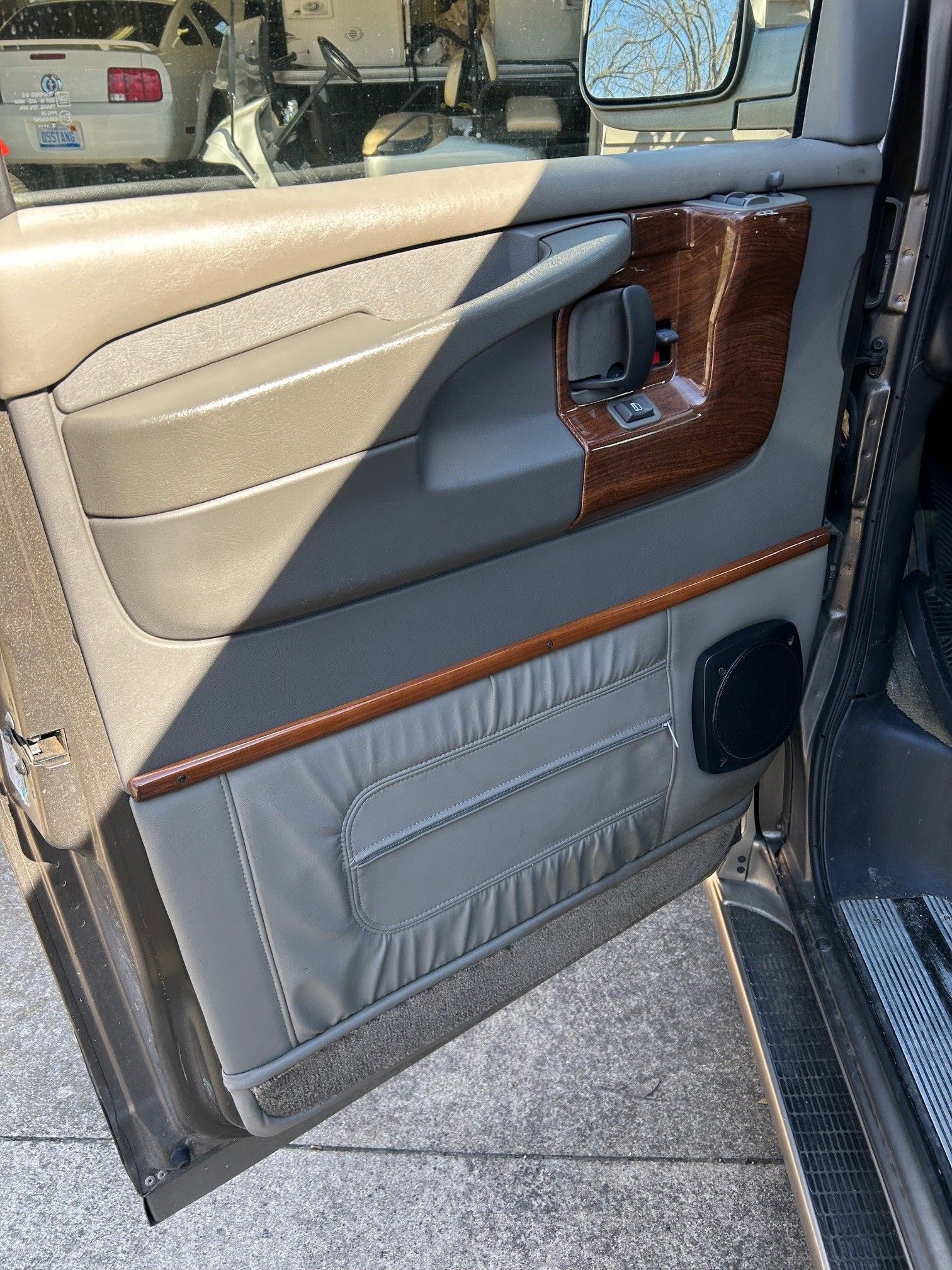 Used 2006 Chevrolet Express 1500 w/ Preferred Equipment Group RWD image 19