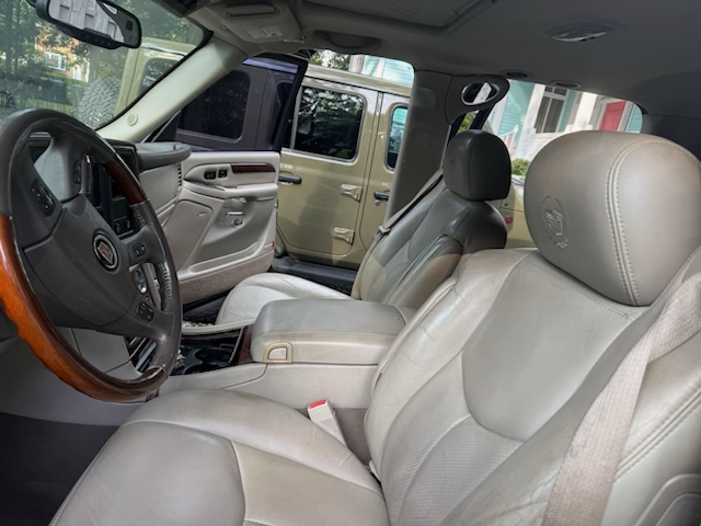Used 2005 Cadillac Escalade ESV AWD image 10
