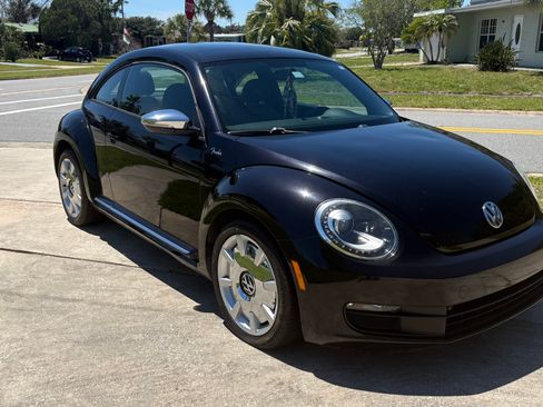 Used 2013 Volkswagen Beetle 2.5 Fender FWD image 1