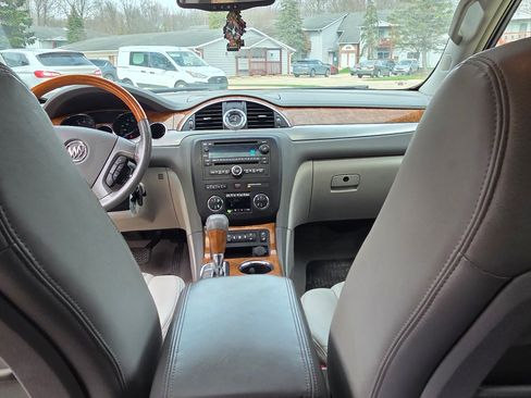 Used 2010 Buick Enclave CXL image 12