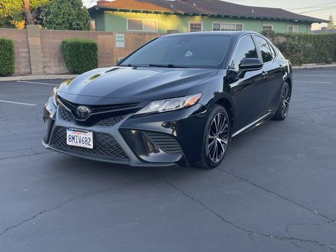 Used 2019 Toyota Camry SE w/ Carpet Mat Package image 4