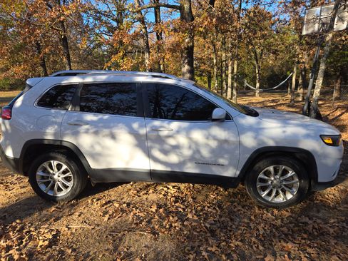 Used 2019 Jeep Cherokee Latitude w/ Popular Appearance Group image 4