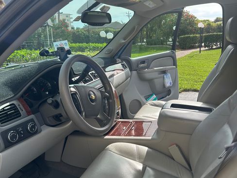 Used 2011 Chevrolet Avalanche LTZ image 12