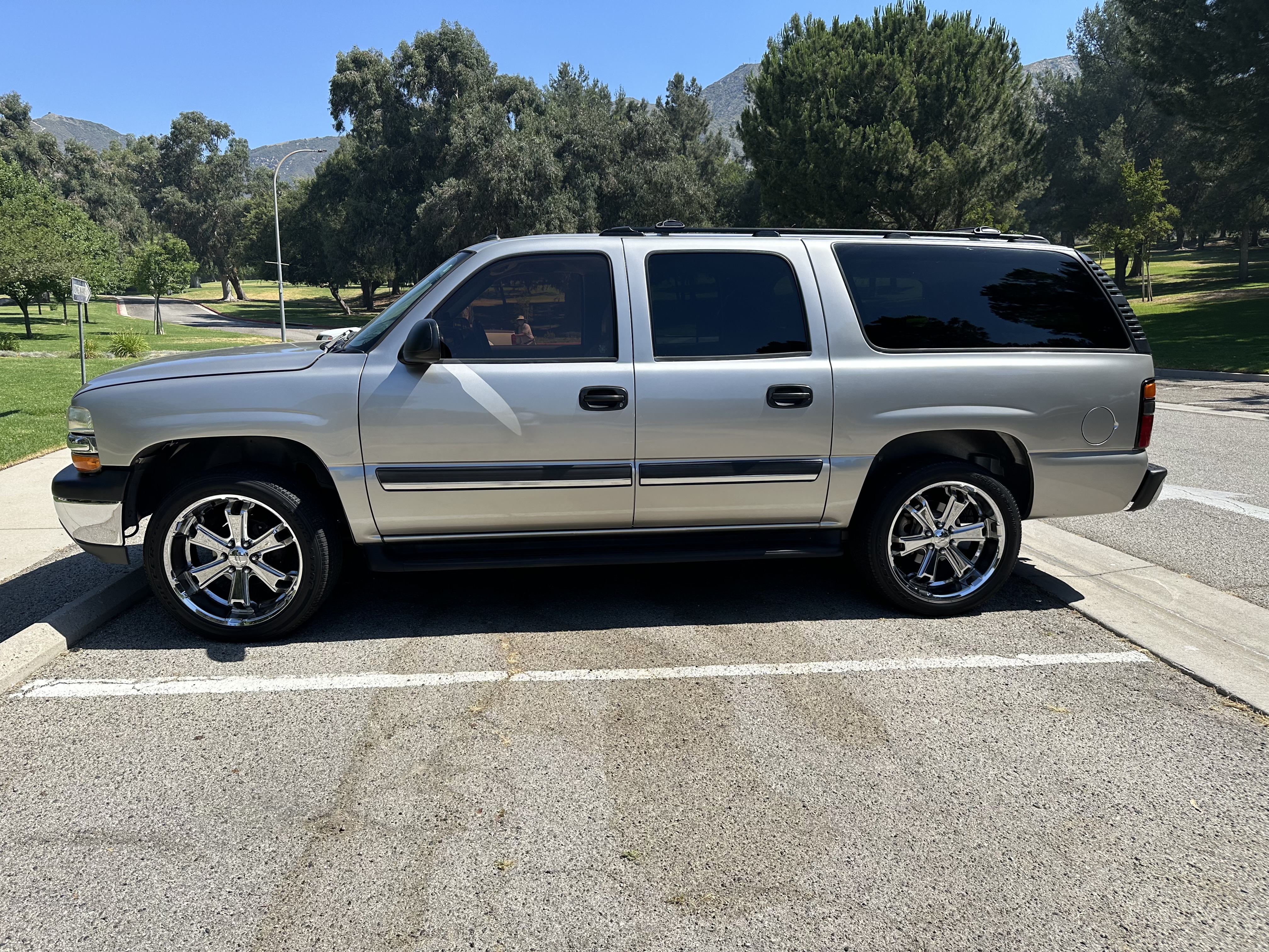 Used 2005 Chevrolet Suburban LS w/ Preferred Equipment Group RWD image 11