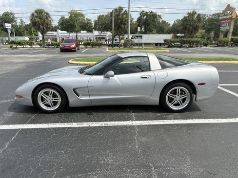 Used 1998 Chevrolet Corvette Coupe w/ Performance Handling Pkg RWD image 2