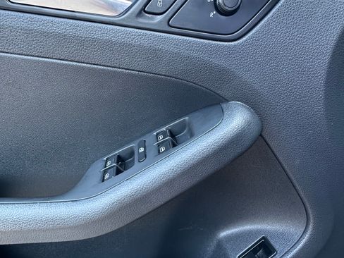 Used 2016 Volkswagen Jetta SE FWD image 23