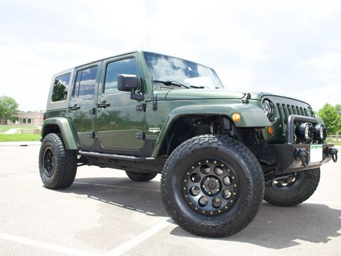 Used 2007 Jeep Wrangler Unlimited Sahara w/ Dual Top Group AWD/4WD image 4