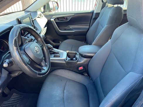 Used 2019 Toyota RAV4 LE image 9