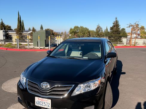 Used 2011 Toyota Camry LE image 1