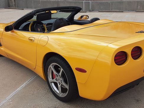 Used 2004 Chevrolet Corvette Convertible w/ Preferred Equipment Group RWD image 9
