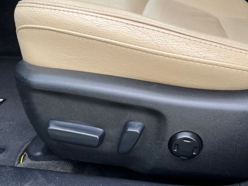 Used 2013 Toyota Avalon XLE FWD image 26