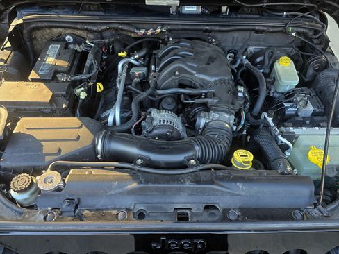 Used 2013 Jeep Wrangler Unlimited Sahara image 29