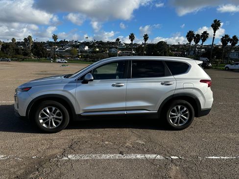 Used 2019 Hyundai Santa Fe SE image 1