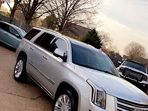 Used 2019 Cadillac Escalade Platinum image 6