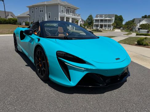 Used 2025 McLaren Artura Spider RWD image 4
