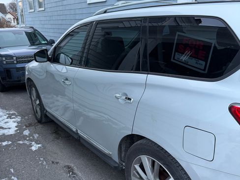 Used 2016 Nissan Pathfinder Platinum w/ Family Entertainment Package image 6