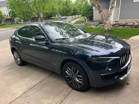 Used 2019 Maserati Levante GranLusso AWD/4WD image 2