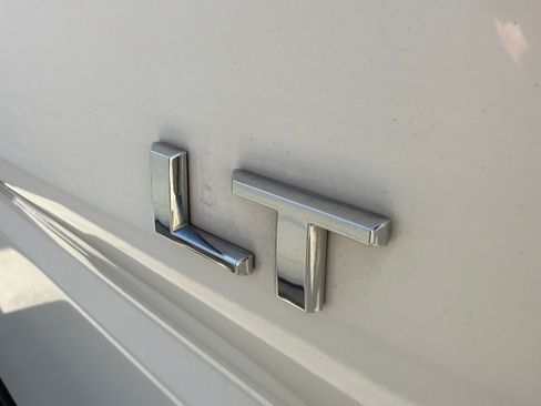 Used 2022 Chevrolet Silverado 1500 LT AWD/4WD image 23
