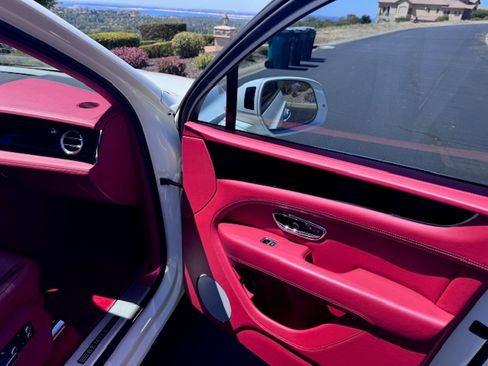 Used 2021 Bentley Bentayga image 15