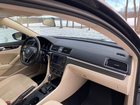 Used 2017 Volkswagen Passat 1.8T R-Line w/ R-Line Lighting Package image 32