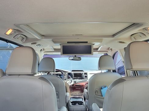 Used 2011 Toyota Sienna Limited w/ Premium Pkg image 5