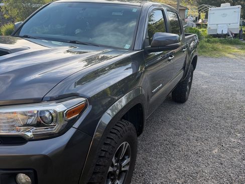 Used 2017 Toyota Tacoma TRD Sport RWD image 2
