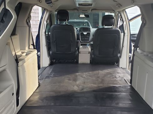 Used 2015 Chrysler Town & Country Touring w/ Driver Convenience Group image 1