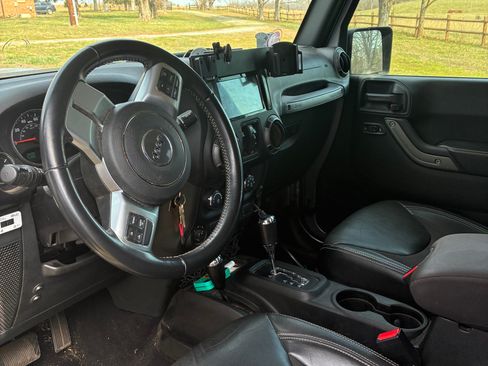 Used 2018 Jeep Wrangler Unlimited Sport image 2