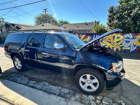 Used 2009 Chevrolet Suburban LTZ RWD image 2