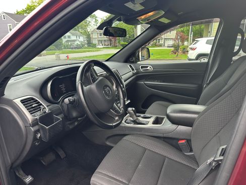 Used 2021 Jeep Grand Cherokee Laredo AWD/4WD image 12