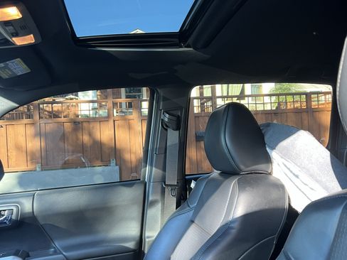 Used 2019 Toyota Tacoma TRD Off-Road image 6